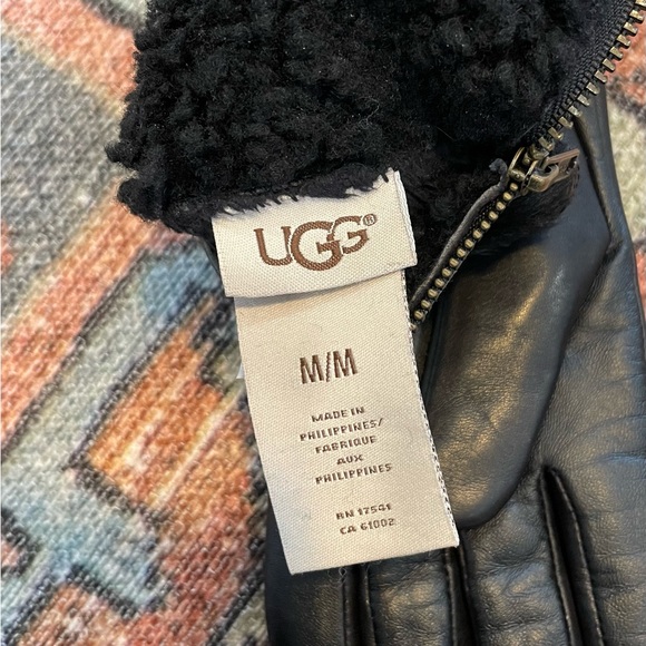 UGG Leather/Calf Hide/Shearling Smart Glove Sz M Black - Picture 5 of 6